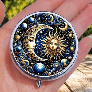 1pc - Vintage-Style Moon & Sun Pill Box/Case
